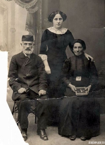 Hugra Maleńka with her parents Chaim Mordka and Szajna née Lis, Płock, before 1918.